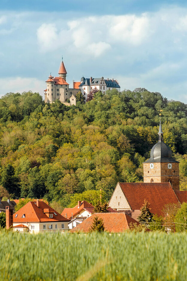 Dunkles Mittelalter? Wie sich das Leben auf der Burg abspielte, zeigt das Deutsche Burgenmuseum Veste Heldburg. | © Foto: djd/Deutsches Burgmuseum/Björn Chilian