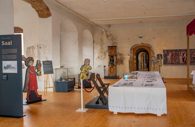 Der Festsaal ist eine der kunstvoll inszenierten Räumlichkeiten, die man beim Rundgang durchläuft. | © Foto: djd/Deutsches Burgmuseum/Björn Chilian