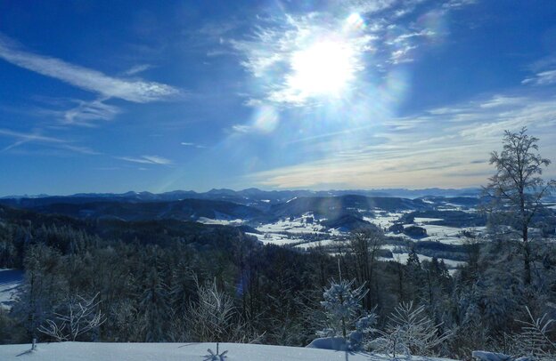 © Das Württembergische Allgäu eignet sich prima zum Winterwandern, Langlaufen, Rodeln oder Skifahren. In Isny im Allgäu bietet die Adelegg einen weiten Blick über die ganze Region und lädt zum idyllischen Winterspaziergang ein. Foto: djd/Oberschwaben Tourismus/Isny Marketing/Birgit Briechle © Das Württembergische Allgäu eignet sich prima zum Winterwandern, Langlaufen, Rodeln oder Skifahren. In Isny im Allgäu bietet die Adelegg einen weiten Blick über die ganze Region und lädt zum idyllischen Winterspaziergang ein. Foto: djd/Oberschwaben Tourismus/Isny Marketing/Birgit Briechle
