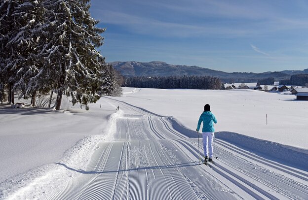 © Rund um Isny kann man auf Langlaufskiern durch die verschneite Landschaft des Württembergischen Allgäus gleiten. Foto: djd/Isny Marketing GmbH/Thomas Gretler © Rund um Isny kann man auf Langlaufskiern durch die verschneite Landschaft des Württembergischen Allgäus gleiten. Foto: djd/Isny Marketing GmbH/Thomas Gretler