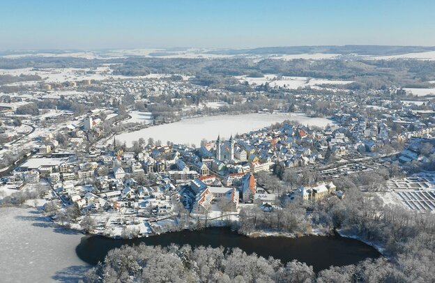 © Weite Blicke auf verzauberte Winterlandschaften wie in Bad Waldsee gibt es in der Ferienregion Oberschwaben-Allgäu viele. Besonders bei toller Schneelage ist ein Spaziergang um den Stadtsee ein eindrucksvolles Erlebnis. Foto: djd/Oberschwaben Tourismus/Rauhut