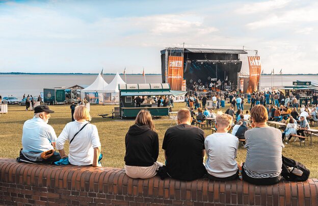 Vier Bühnen machen den Wilhelmshavener Südstrand am Wochenende an der Jade zur Festivalmeile. | © Foto: djd/www.wilhelmshaven-touristik.de/Rainer Ganske