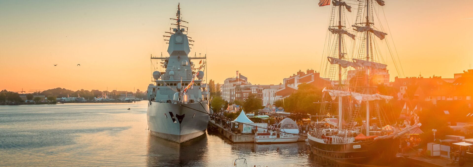 "Wochenende an der Jade" Wilhelmshaven | © Foto: djd/www.wilhelmshaven-touristik.de/Rainer Ganske Das große bunte "Wochenende an der Jade" wird in Wilhelmshaven schon zum 46. Mal gefeiert. | © Foto: djd/www.wilhelmshaven-touristik.de/Rainer Ganske