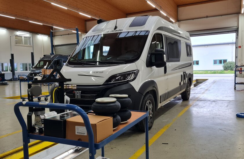 Ein Camper-Kastenwegen beim Fahrwerkstuner | © Fotoquelle: Autoren-Union Mobilität/Michael Kirchberger