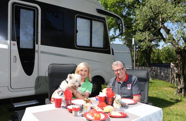 Marianne und Michael: aufs Wohnmobil gekommen | © Foto: Schneider-Press, W. Breiteneicher