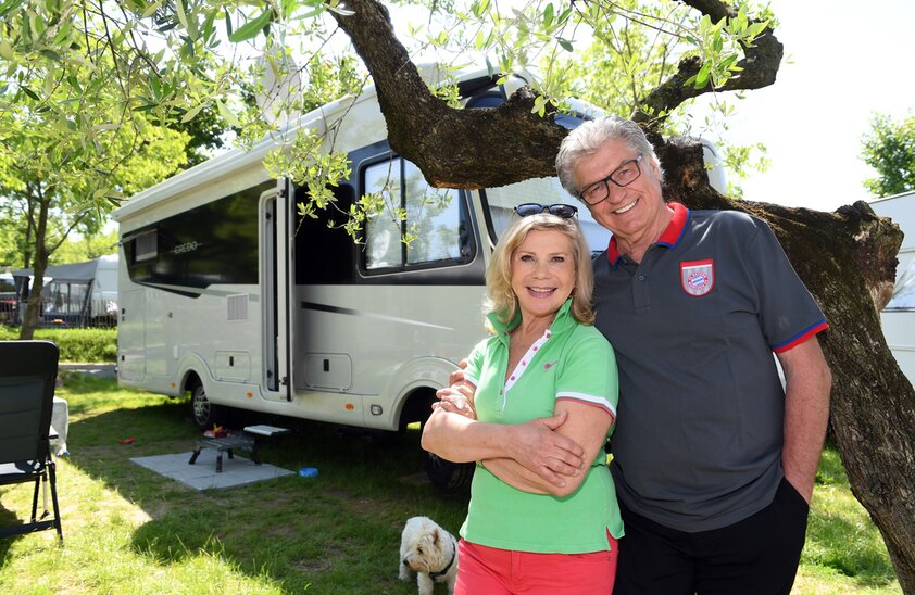 Marianne und Michael Hartl vor Ihrem Wohnmobil | © Foto: Schneider-Press/W.Breiteneicher
