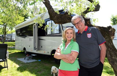 Marianne und Michael Hartl vor Ihrem Wohnmobil | © Foto: Schneider-Press/W.Breiteneicher