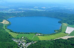 © Luftbild Laacher See mit Abtei Walter Müller © Nationaler Geopark Vulkanland Eifel