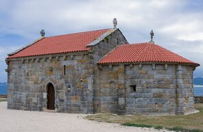 Ermita de Nuestra Señora de La Lanzada - Sanxenxo  | © Ermita de Nuestra Señora de La Lanzada - Sanxenxo ©Iago Pillado, CC BY-SA 3.0, via Wikimedia Commons