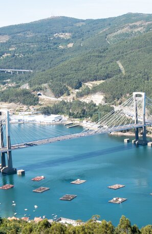 Vista aerea de la rias baixas por Redondela | © Vista aerea de la rias baixas por Redondela ©Miguel Fernandez stock.adobe.com