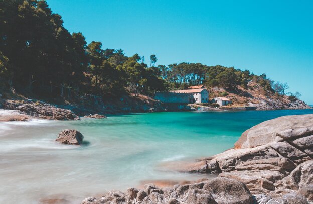 Praia do Couso - Ría de Aldán | © Praia do Couso - Ría de Aldán ©Vjgalaxy, CC BY-SA 4.0, via Wikimedia Commons
