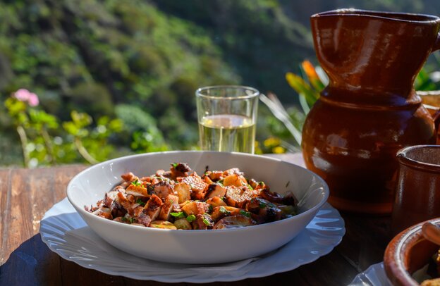Ensalada casera de pulpo a la gallega con pimentón rojo y perejil | © Ensalada casera de pulpo a la gallega con pimentón rojo y perejil ©barmalini stock.adobe.com