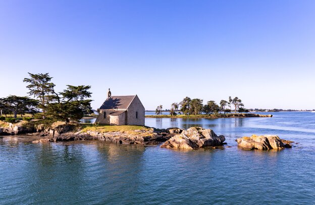 Kapelle auf der Île de Boëdic - Golf von Morbihan - Bretagne mit dem Wohnmobil | © Kapelle auf der Île de Boëdic - Golf von Morbihan - ©chromoprisme - stock.adobe.com