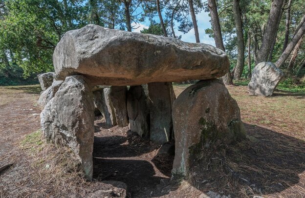 Dolmen bei Carnac, Bretagne mit dem Wohnmobil | © Dolmen bei Carnac, Foto: Vera Kuttelvaserova - stock.abobe.com