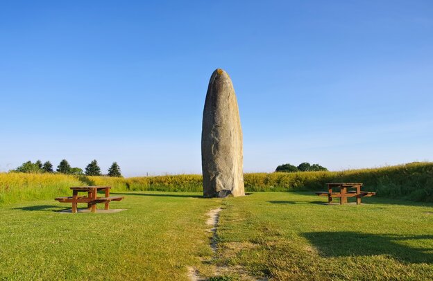 Menhir du Champ Dolant, Bretagne mit dem Wohnmobil | © Menhir du Champ Dolant,  Foto: LianeM - stock.adobe.com