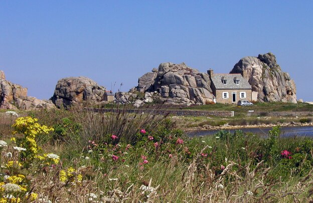 Bretagne mit dem Wohnmobil -La Maison du Gouffre - Das Haus zwischen den Felsen | © La Maison du Gouffre -Das Haus zwischen den Felsen, © von Schorle_CC BY-SA 3.0_curid=2814233