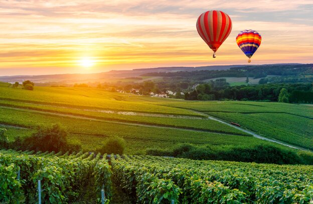 Heißluftballons über den Weinbergen bei Reims, Champagne | © Heißluftballons über den Weinbergen bei Reims ©Southtownboy Studio - stock.adobe.com