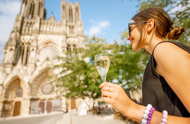 Frau mit einem Glas Champagner in Reims, Frankreich | © Reims, Champagne, ©rh2010 - stock.adobe.com