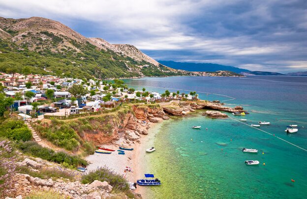 Krk. Camping am Meer auf den Klippen von Stara Baska | © ©xbrchx - stock.adobe.com