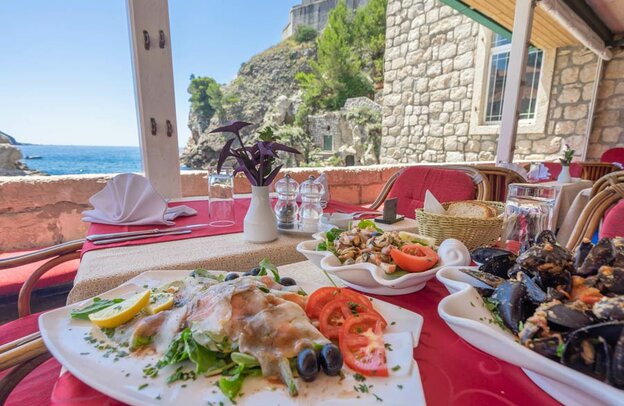 Meeresfrüchte-Restaurant mit Meerblick in Dubrovnik, Kroatien | © ©meguPhotography - stock.adobe.com