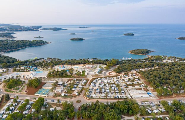 Camping mit gut ausgebauter Infrastruktur am Strand in Kroatien. Aufnahmen mit einer Drohne. | © ©ROMAN DZIUBALO - stock.adobe.com