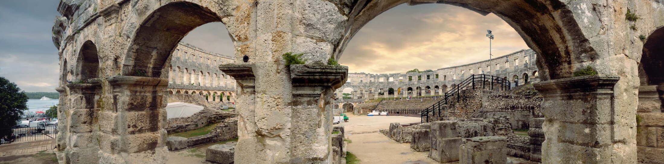 Panoramablick auf das antike römische Amphitheater (Pula Arena) in Pula - Kroatien | © ©Valery Bareta - stock.adobe.com