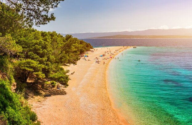 Zlatni Rat (Goldenes Kap oder Goldenes Horn) berühmter türkisfarbener Strand in der Stadt Bol auf der Insel Brac, Dalmatien, Kroatien. Zlatni Rat Sandstrand in Bol auf der Insel Brac in Kroatien in der Sommerzeit. | © (C) 2018 Liubomir Paut. All Rights Reserved.