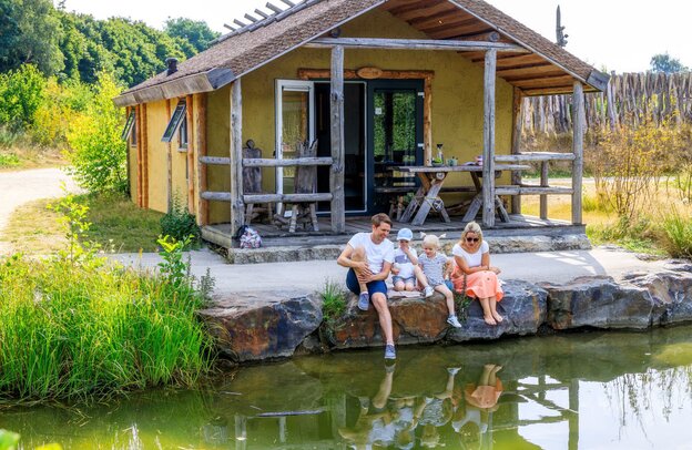 Am Alfsee können die Urlauber urige Chalets mieten, die einem germanischen Dorf von vor 2.000 Jahren nachempfunden sind. | © Foto: djd/TourismusMarketing Niedersachsen/TOL/Jurjen Drenth