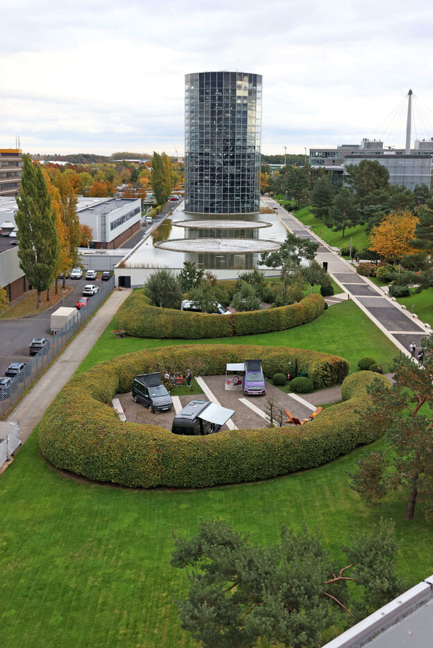 Zischen den Glastürmen der Autostadt Wolfsburg verstecken sich Stellplätze zwischen den Hecken. | © Foto: djd/TourismusMarketing Niedersachsen/Matthias Leitzke