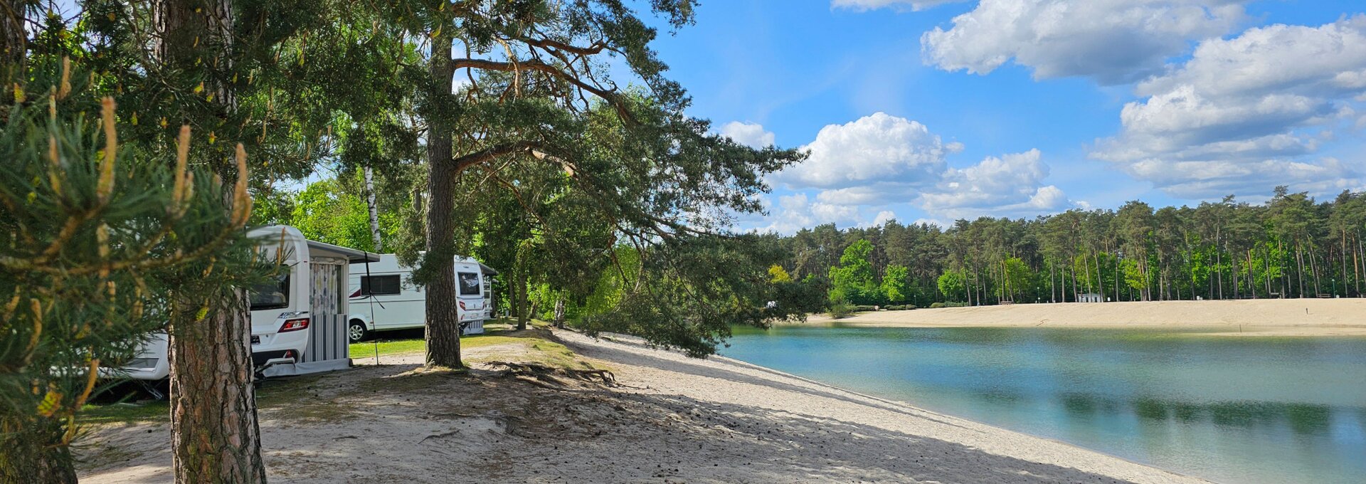 Das Südsee-Camp in der Lüneburger Heide macht mit dem weißen Strand am Badesee seinem Namen alle Ehre. | © Foto: djd/TourismusMarketing Niedersachsen/Südsee-Camp Das Südsee-Camp in der Lüneburger Heide macht mit dem weißen Strand am Badesee seinem Namen alle Ehre. | © Foto: djd/TourismusMarketing Niedersachsen/Südsee-Camp