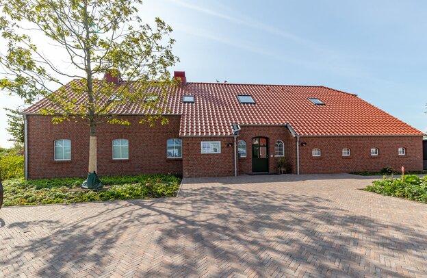 Das Sanitärgebäude Nordsee-Campingplatz Neuharlingersiel | © Foto: djd/Kurverein Neuharlingersiel/Martin Stöver