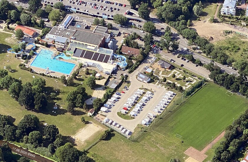 Der Wohnmobilstellplatz am Badeland in Celle | © Foto: djd/Deutsche Fachwerkstraße/Stadtwerke Celle/Wolfgang Genannt