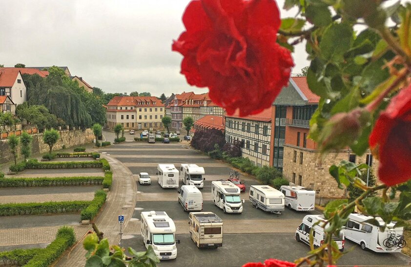 Tor zum Harz: Auch das schöne Halberstadt ist ganz auf Wohnmobilisten eingestellt. | © Foto: djd/Deutsche Fachwerkstraße/Tourist Info HBS/Nicole Huhn