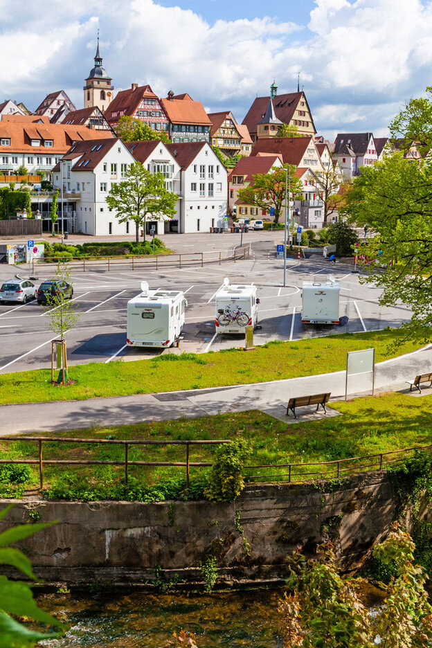 Viele der Stellplätze wie in Bietigheim-Bissingen liegen nur einen Katzensprung von den schmucken Altstädten entfernt. | © Foto: djd/Deutsche Fachwerkstraße/Boris Lehner