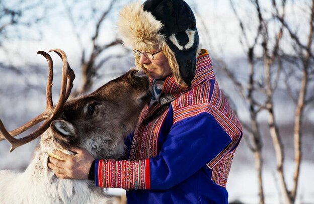 Lappland, Same mit Rentier | © Foto: Mikko Ryhänen, Visit Finland