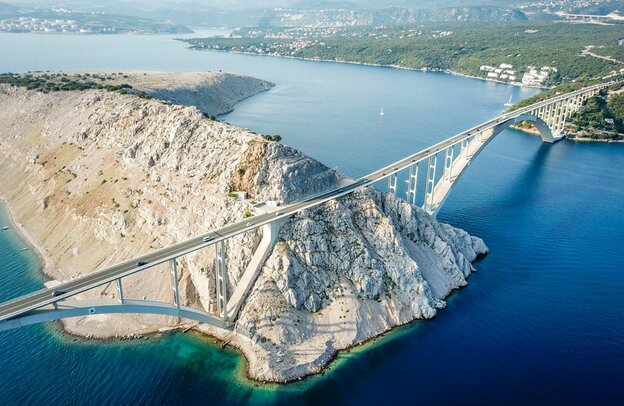 Luftaufnahme: Krk-Brücke zur Insel Krk, Kroatien | © ©Человек с Земли Серг - stock.adobe.com