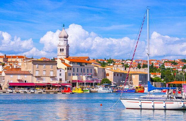 Panoramabild: Wunderbar romantischer Sommer in der Altstadt an der Adria. Sommer-Panorama-Küstenlandschaft. Boote und Yachten im Hafen Krk. Insel Krk. Kroatien. Europa. | © ©Sodel Vladyslav - stock.adobe.com