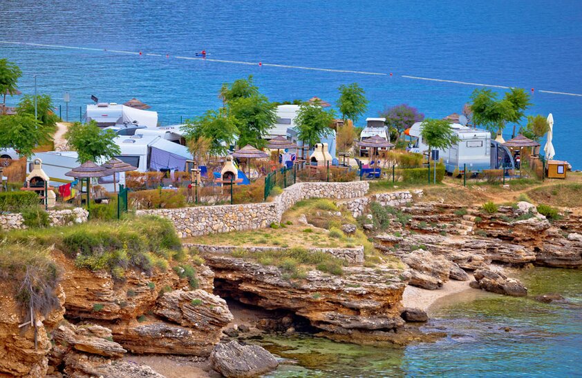 Panoramabild: Krk. Camping direkt am Meer auf den Klippen von Stara Baska, Reiseziel auf der Insel Krk in Kroatien | © ©xbrchx - stock.adobe.com