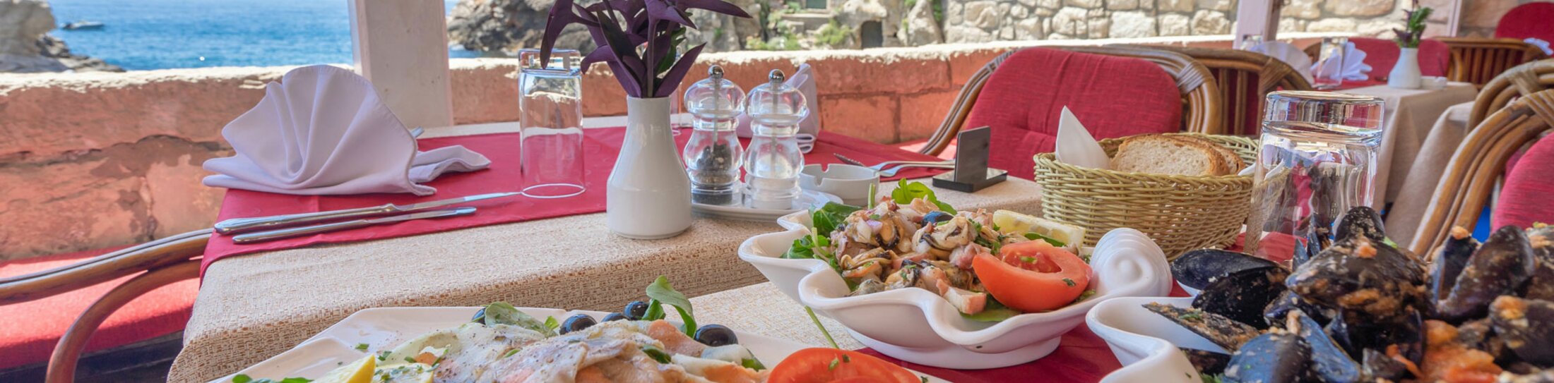 Meeresfrüchte-Restaurant mit Meerblick in Kroatien | © ©meguPhotography - stock.adobe.com Meeresfrüchte-Restaurant mit Meerblick in Kroatien | © ©meguPhotography - stock.adobe.com