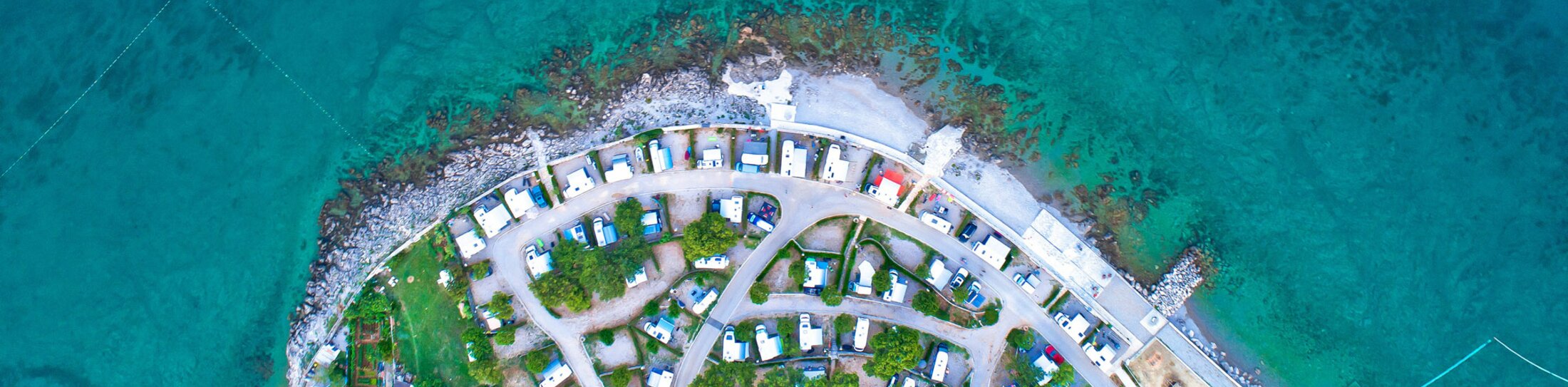 Camping am Meer und kristallklarer Steinstrand Luftaufnahme in Krk, Insel in der Kvarner Bucht von Kroatien | © ©xbrchx - stock.adobe.com Luftaufnahme: Camping am Meer und kristallklarer Steinstrand Luftaufnahme in Krk, Insel in der Kvarner Bucht von Kroatien | © ©xbrchx - stock.adobe.com