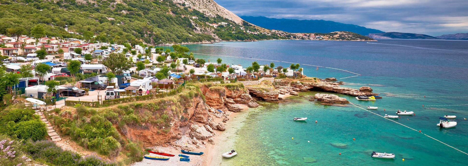 Krk. Camping am Meer auf den Klippen von Stara Baska, Reiseziel auf der Insel Krk in Kroatien | © ©xbrchx - stock.adobe.com Panoramabild: Krk. Camping am Meer auf den Klippen von Stara Baska | © ©xbrchx - stock.adobe.com