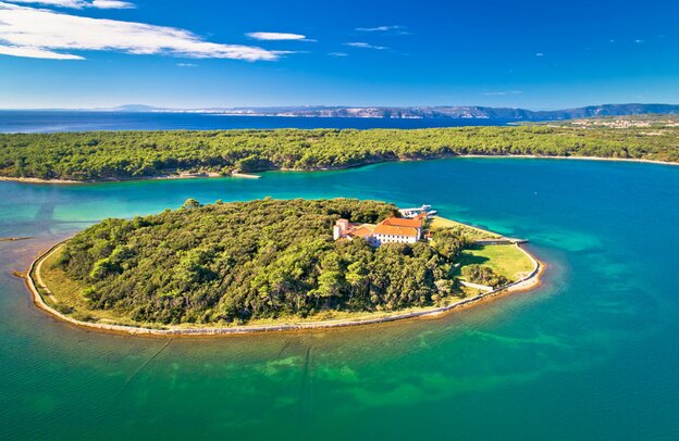Luftaufnahme: Adriatische Klosterinsel Kosljun in der Bucht von Punat , Insel Krk, Kvarner Bucht von Kroatien | © ©xbrchx - stock.adobe.com