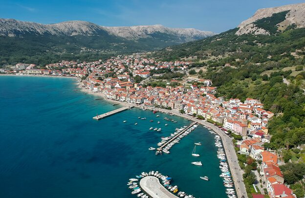 Luftbild auf die Altstadt von Baska auf der Insel Krk in Kroatien. | © ©glowform - stock.adobe.com