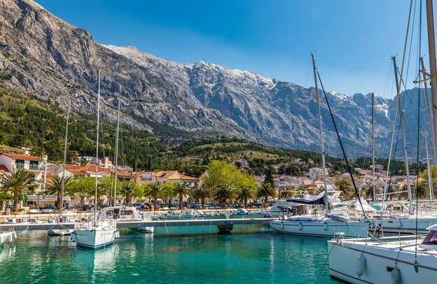 Panoramabild: Hafen mit Stadt und Berg Biokovo im Hintergrund - Baska Voda, Makarska, Dalmatien, Kroatien | © Copyright © Zdeněk Matyáš
