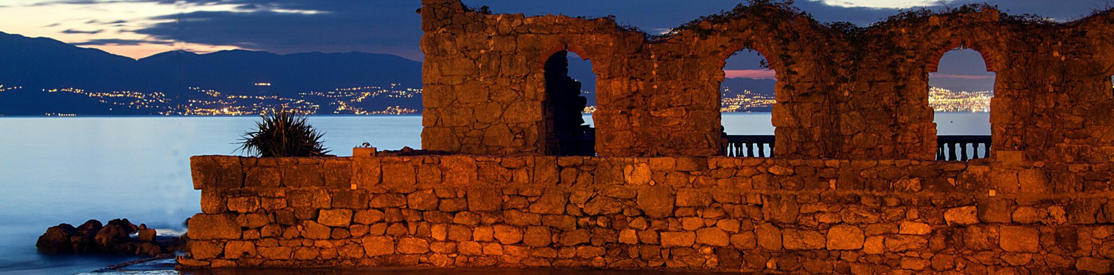 Insel Krk | © Bild von Klaus Stebani auf Pixabay Panoramabild: Meer - Ruine - auf Insel Krk | © Bild von Klaus Stebani auf Pixabay