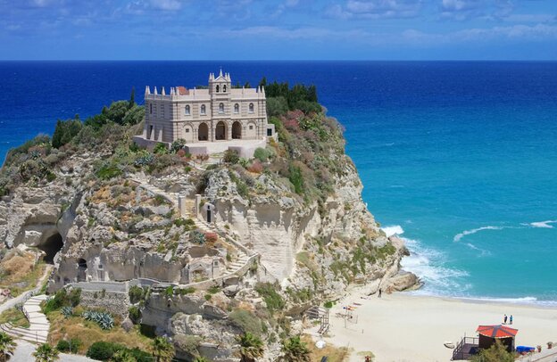 Die malerische Kirche Santa Maria dell'Isola thront über dem Meer | © LIANEM