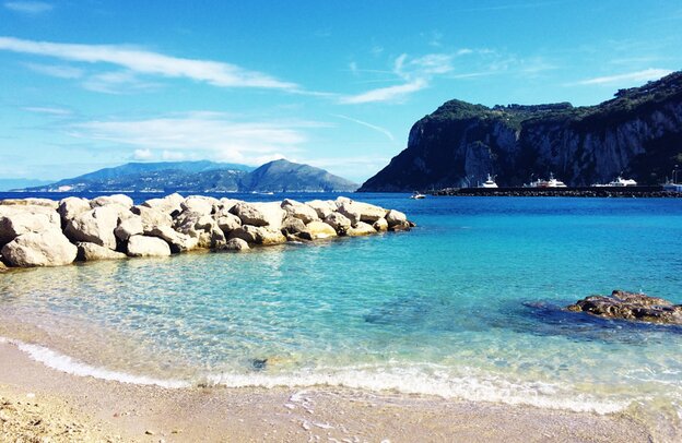 Strandbild mit großen Steinen - in Positano an der Amalfiküste in der Provinz Salerno in Kampanien | © Foto: Pixabay