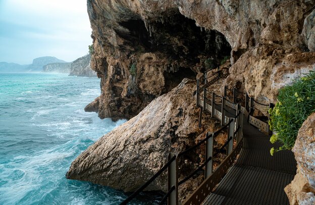 Bild von der Brücke zum Eingang der Grotta del Bue Marino im Osten  | © ©Al.Kopp - stock.adobe.com