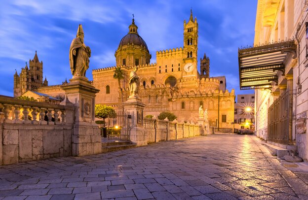 Kathedrale der Himmelfahrt der Jungfrau Maria in Palermo bei Nacht, Sizilien, Italien | © Palermo ©Kavalenkava - stock.adobe.com