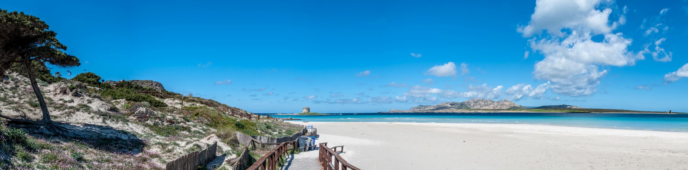 Panoramalandschaft Strand von Stintino - La Pelosa, an einem sonnigen Tag im Frühling - Sardinien | © ©replica73 - stock.adobe.com